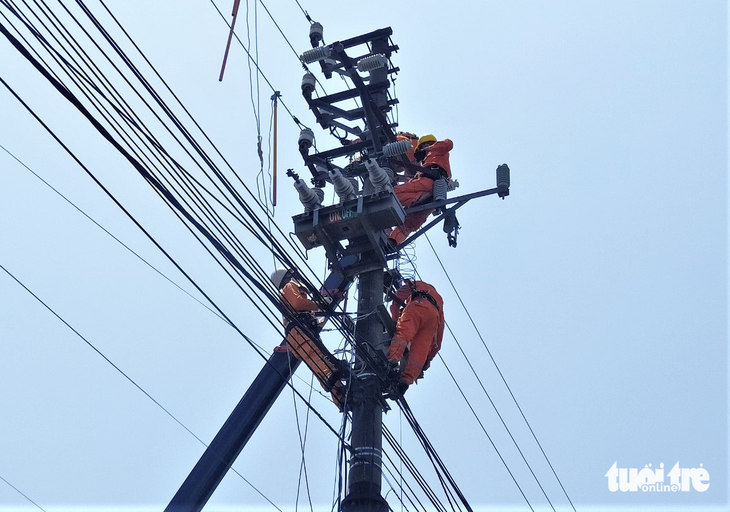 Bộ Công Thương bảo vệ quan điểm đưa khoản lỗ vào giá điện - Ảnh: LÊ MINH