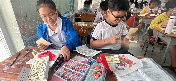 Ấm áp tình bạn học trò - Ảnh 1. Các bạn lớp 5/9 vẽ và viết thư tặng Thảo Nguyên ở bệnh viện