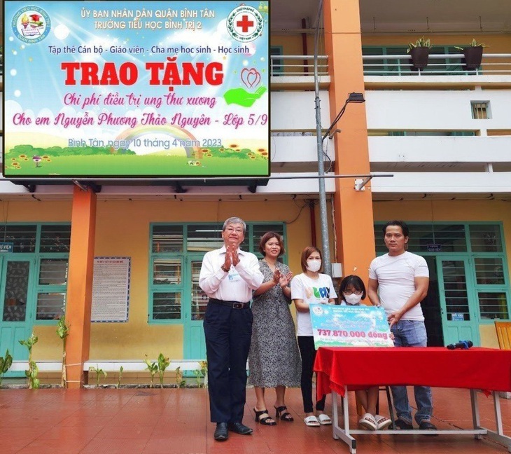 Ấm áp tình bạn học trò - Ảnh 2. Buổi trao tặng số tiền quyên góp giúp bé Thảo Nguyên ở Trường Bình Trị 2