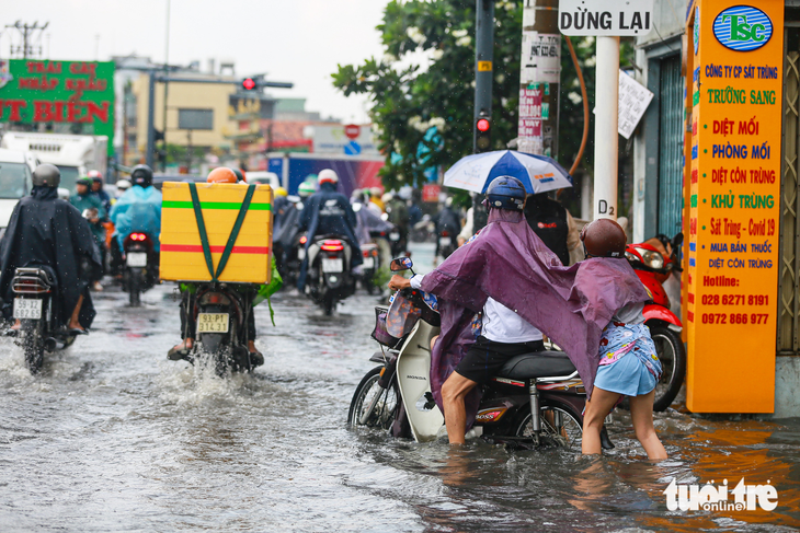 Mưa hơn 10 phút, đường TP Thủ Đức ngập lênh láng, rác dồn thành đống - Ảnh 4.