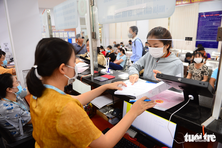 Bộ Tài nguyên và Môi trường thúc việc cấp ‘sổ đỏ’ cho người dân - Ảnh 1.