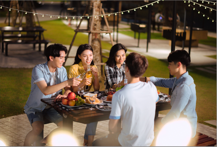 Tổ chức tiệc nướng BBQ ngay tại công viên Central Park gần kề, tận hưởng trọn vẹn khoảnh khắc sum vầy. - Ảnh: D.K