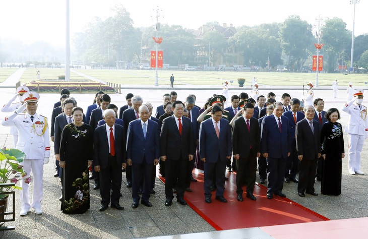 Lãnh đạo Đảng, Nhà nước vào lăng viếng Bác - Ảnh 2.