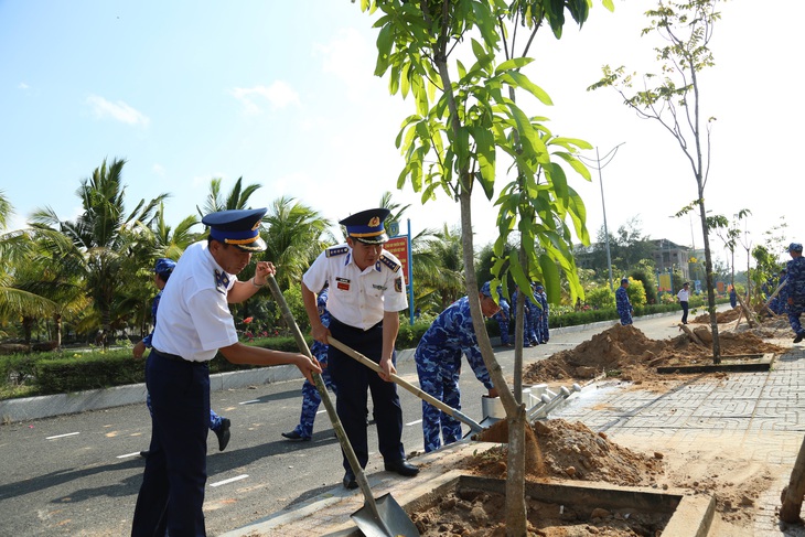 Vùng Cảnh sát biển 4 trồng cây ăn quả trên biển đảo Tây Nam nhớ ơn Bác Hồ - Ảnh 1.