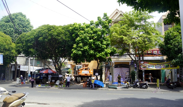 Hàng chục hộ chiếm dụng vỉa hè suốt 20 năm, chính quyền quyết thu hồi, không đền bù - Ảnh 2.