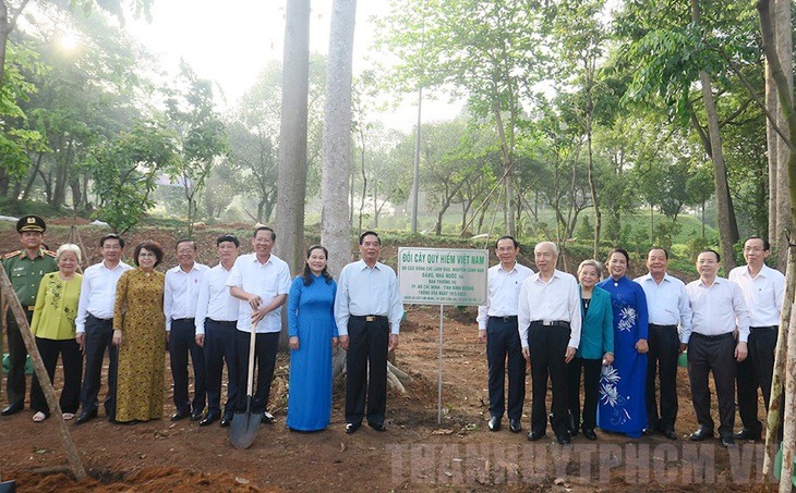 Đoàn đại biểu TP.HCM dâng hương tưởng niệm Chủ tịch Hồ Chí Minh và Chủ tịch Tôn Đức Thắng - Ảnh 3.