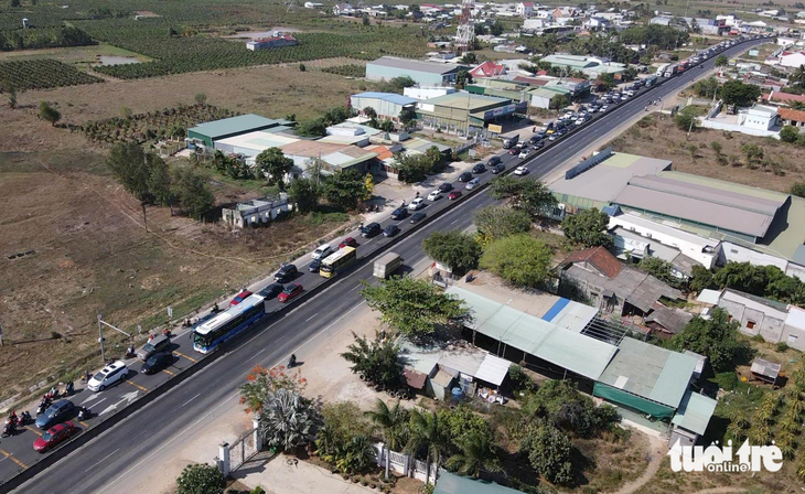 Nút giao quốc lộ 1 với đường dẫn cao tốc Phan Thiết - Dầu Giây tiếp tục ùn ứ - Ảnh 2.