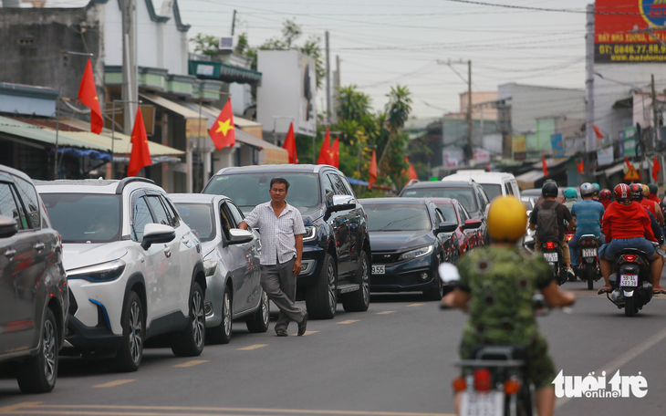 Người dân tranh thủ trở lại TP.HCM, cầu phà đều bị kẹt - Ảnh 1.