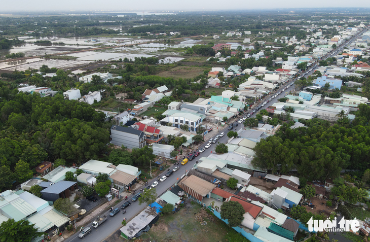 Người dân tranh thủ trở lại TP.HCM, cầu phà đều bị kẹt - Ảnh 2.