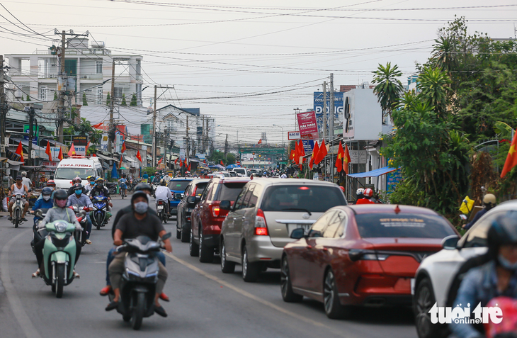 Người dân tranh thủ trở lại TP.HCM, cầu phà đều bị kẹt - Ảnh 3.