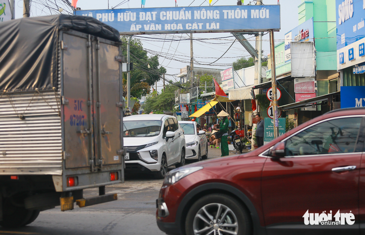 Người dân tranh thủ trở lại TP.HCM, cầu phà đều bị kẹt - Ảnh 4.