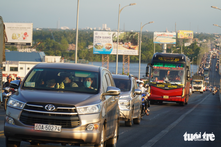 Người dân tranh thủ trở lại TP.HCM, cầu phà đều bị kẹt - Ảnh 9.