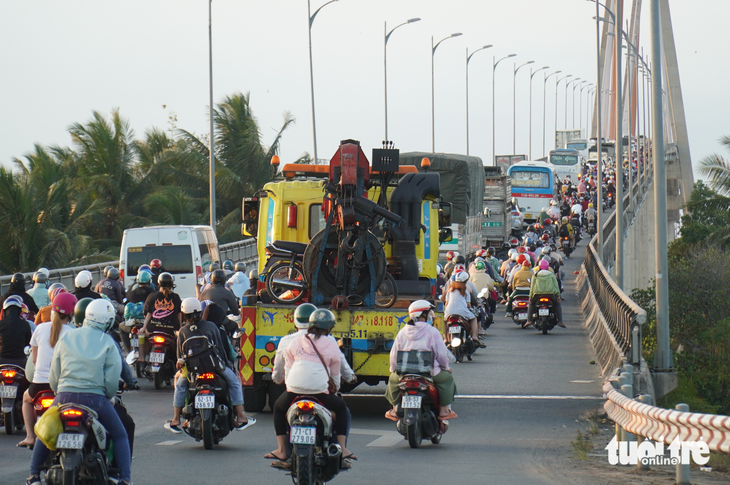 Người dân tranh thủ trở lại TP.HCM, cầu phà đều bị kẹt - Ảnh 10.