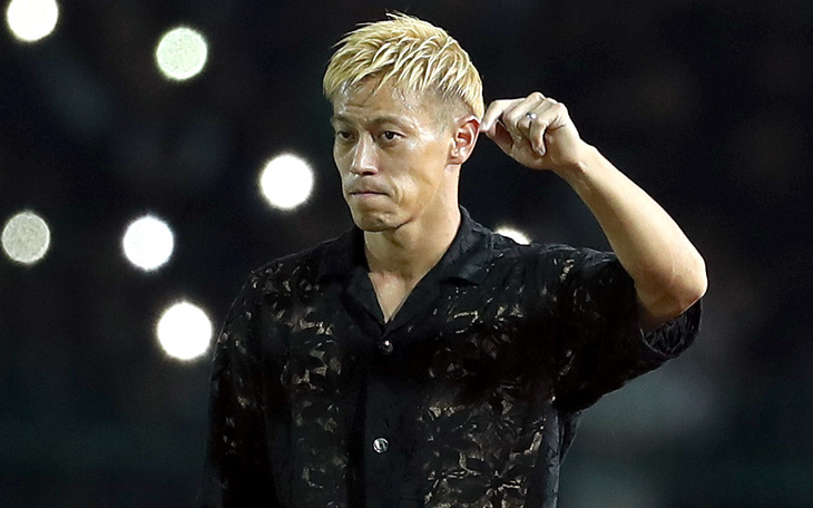 Thủ tướng Campuchia buộc người chê trang phục HLV Keisuke Honda xin lỗi