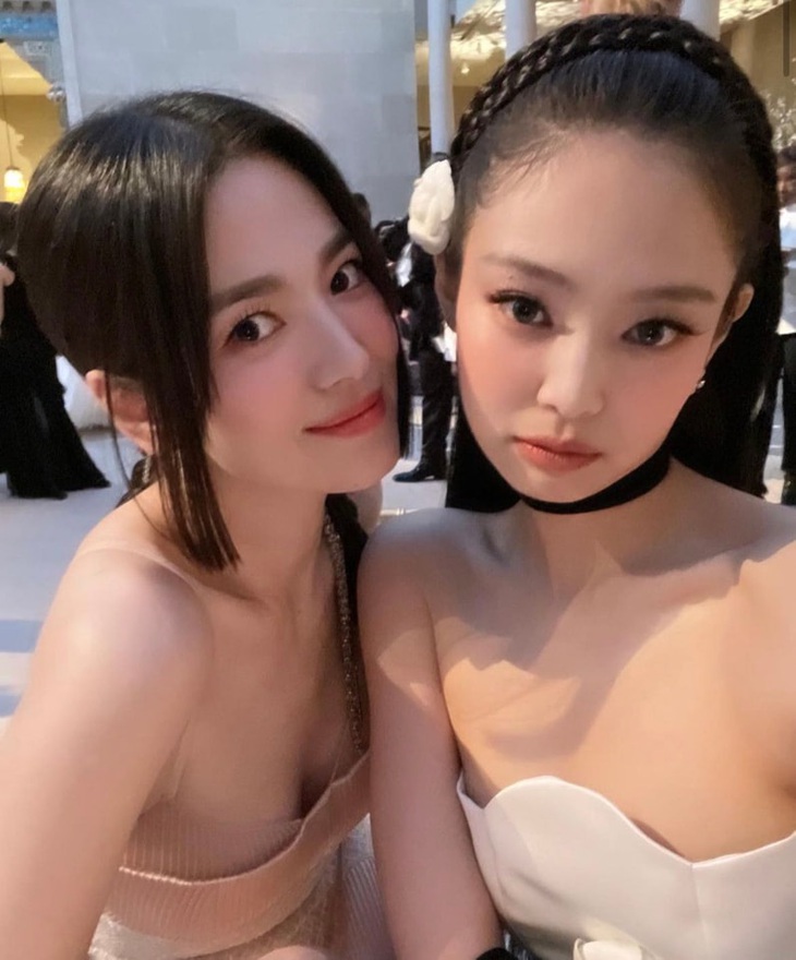 Khoảnh khắc Song Hye Kyo và Jennie chung khung hình ở Met Gala gây sốt - Ảnh 6.