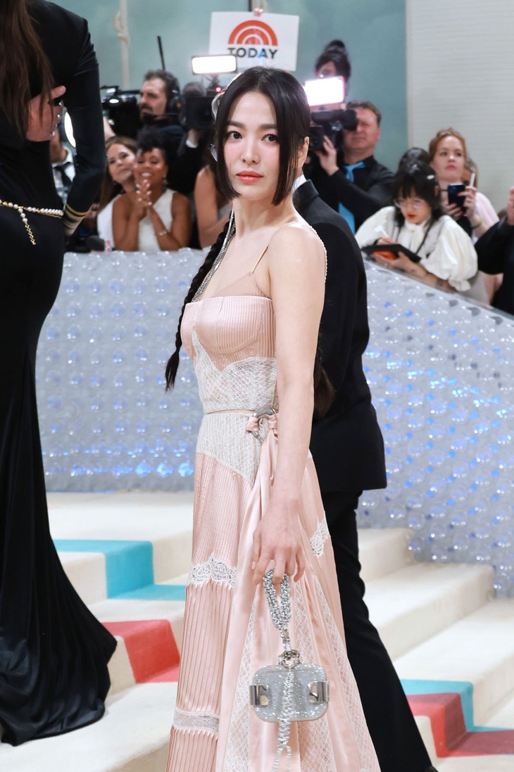 Khoảnh khắc Song Hye Kyo và Jennie chung khung hình ở Met Gala gây sốt - Ảnh 4.