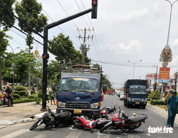 Một ngày tước 2.166 bằng lái xe do vi phạm giao thông - Ảnh 1.