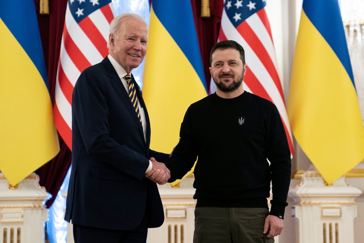 Tổng thống Mỹ Joe Biden gặp người đồng cấp Ukraine Volodymyr Zelensky tại Kiev vào tháng 2-2023 - Ảnh: AFP