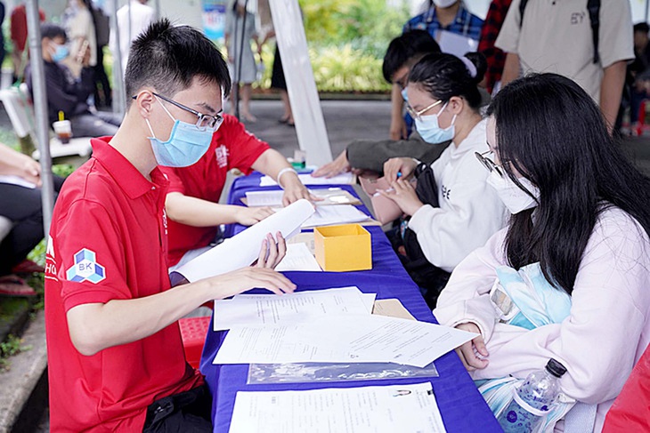 Tân sinh viên nữ làm thủ tục nhập học tại Trường đại học Bách khoa (Đại học Quốc gia TP.HCM), các bạn gái đã có mặt khá đông đảo tại môi trường vốn tưởng phái mạnh chiếm ưu thế - Ảnh: LINH NGA