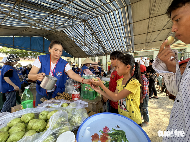 Chúng tôi cảm kích các bác sĩ và bạn trẻ vượt đường xa đến khám bệnh, tặng quà... - Ảnh 4.