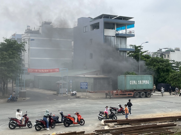 Cháy công ty, cứu được người phụ nữ trốn trong nhà vệ sinh - Ảnh 1.