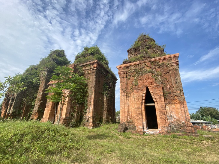 Tháp Chăm Khương Mỹ trùng tu xong, tường gạch mới mất sạch soi chỉ, hoa văn... - Ảnh 4.