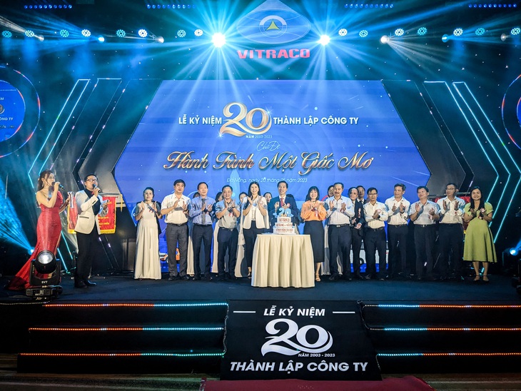 VITRACO 20 năm - hành trình một giấc mơ - Ảnh 3. Lãnh đạo, khách mời trong tiệc chúc mừng 20 năm sinh nhật VITRACO - Ảnh: TẤN LỰC