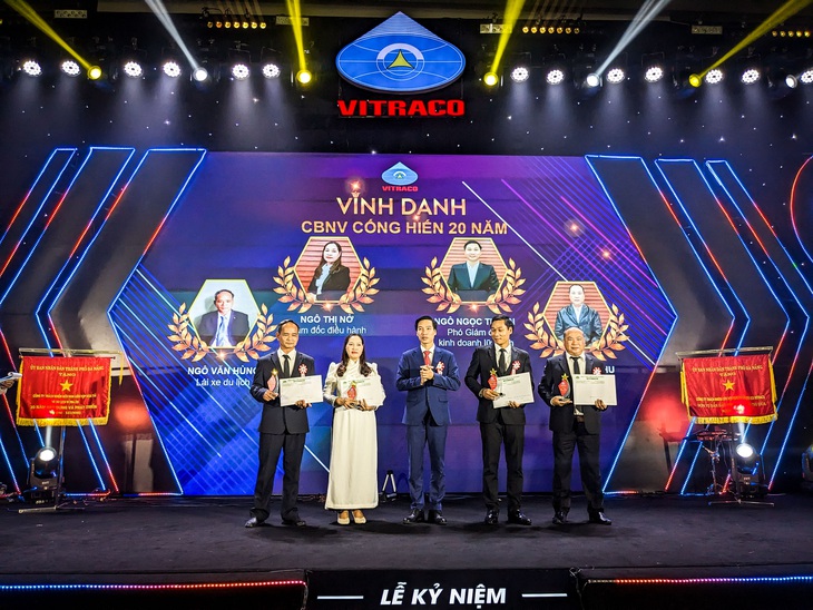 VITRACO 20 năm - hành trình một giấc mơ - Ảnh 4. Vinh danh các cán bộ công nhân viên đã cống hiến 20 năm cho sự nghiệp của VITRACO - Ảnh: TẤN LỰC