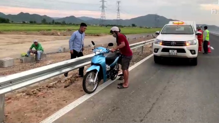 Xe máy chạy vào cao tốc Vĩnh Hảo - Phan Thiết, phải khuân ra ngoài - Ảnh 1.