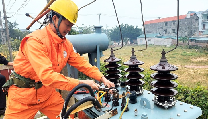 Điện lực Móng Cái thực hiện cắt điện để đấu nối đường dây 110kv Móng Cái (Việt Nam) với Đông Hưng (Trung Quốc) - Ảnh: THU HẰNG