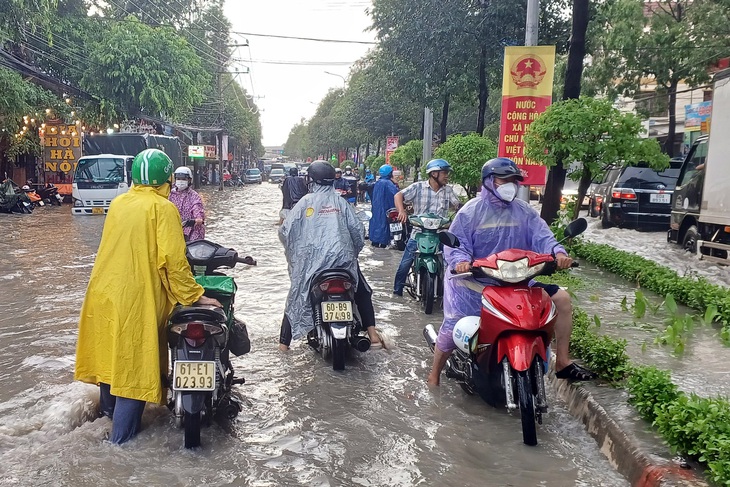 Xe máy, xe hơi bơi trên đường phố Biên Hòa sau mưa - Ảnh 1. Xe máy, xe hơi bơi trên đường phố Biên Hòa sau mưa - Ảnh 1.