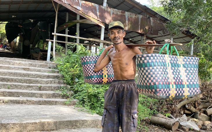 Người gánh hàng thuê cuối cùng trên Thiên Cấm Sơn