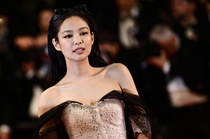 Jennie tỏa sáng trên thảm đỏ Cannes 2023 - Ảnh 2.