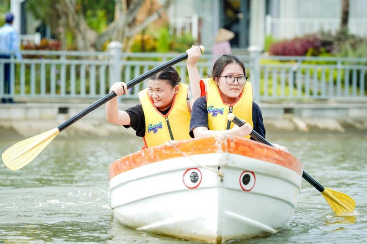 Học sinh Royal School hào hứng khám phá công viên nước - Ảnh 3.