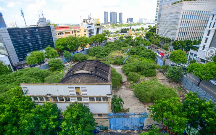 Hoang tàn khu đất 