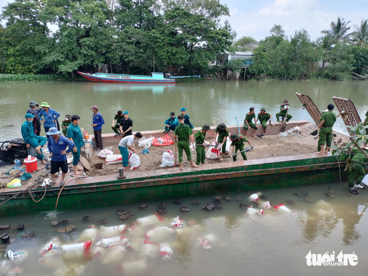 Trồng 38.000 cây bần chống sạt lở bờ kênh - Ảnh 1.