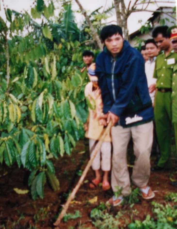 Bị cáo Tưởng Đăng Thế thực nghiệm việc kéo nạn nhân đến vị trí gây án - Ảnh: hồ sơ vụ án