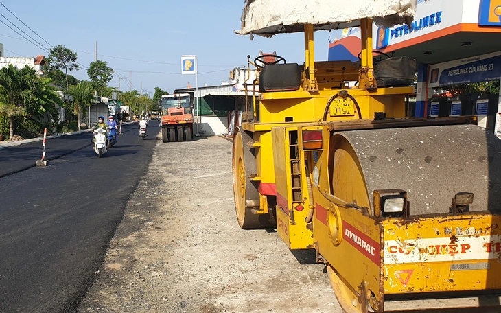 Xe lu đang dừng bất ngờ tuột dốc tông chết người đi bộ - Ảnh 2.