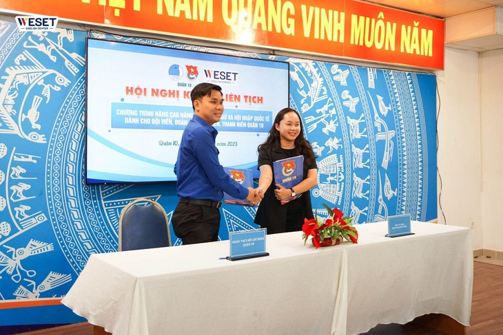 Chị Phạm Yến Nhi - giám đốc đối ngoại WESET cùng anh Nguyễn Kim Trung - ủy viên Ban Chấp hành Thành Đoàn, quận ủy viên, bí thư Quận Đoàn 10 hoàn thành ký kết hợp tác