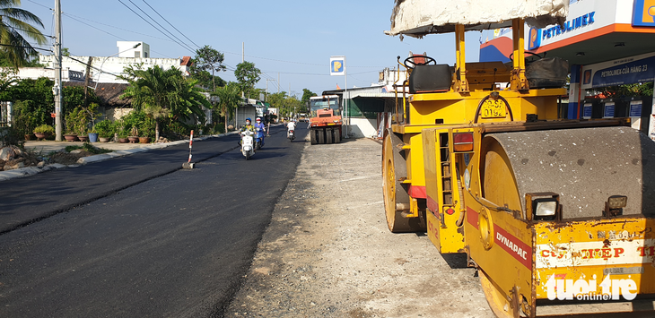 Tài xế xe lu cán chết đồng nghiệp khi đang thi công đường - Ảnh 1.