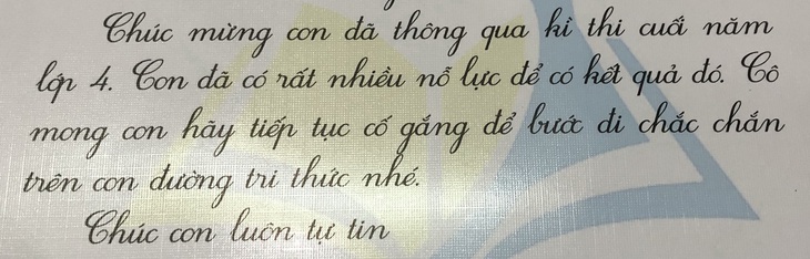 Cô giáo động viên con tôi khi không được giấy khen như các bạn - Ảnh: KIM THOA