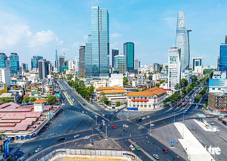 Vòng xoay trước chợ Bến Thành, quận 1, TP.HCM đang dần được hoàn thiện - Ảnh: QUANG ĐỊNH