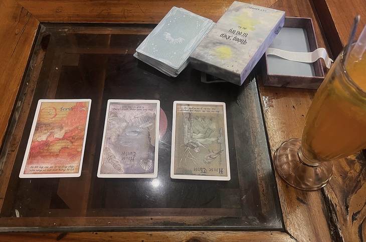 Nhan nhản quán cà phê xem bói bài tarot, sinh viên chi tiền triệu nghe thông điệp từ vũ trụ - Ảnh 3.