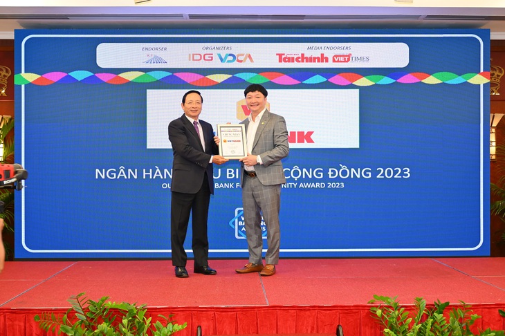 Ông Nguyễn Tiến Sỹ - Phó tổng giám đốc - Đại diện Vietbank nhận giải thưởng Ngân hàng tiêu biểu vì cộng đồng 2023 - Ảnh: V.B.