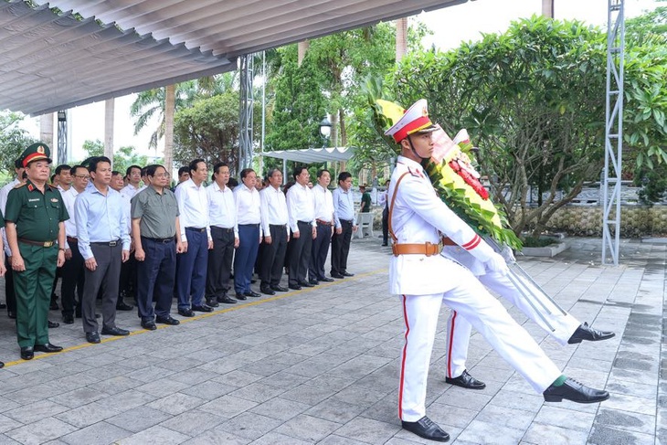 Thủ tướng viếng Nghĩa trang liệt sĩ Vị Xuyên - Ảnh 2.