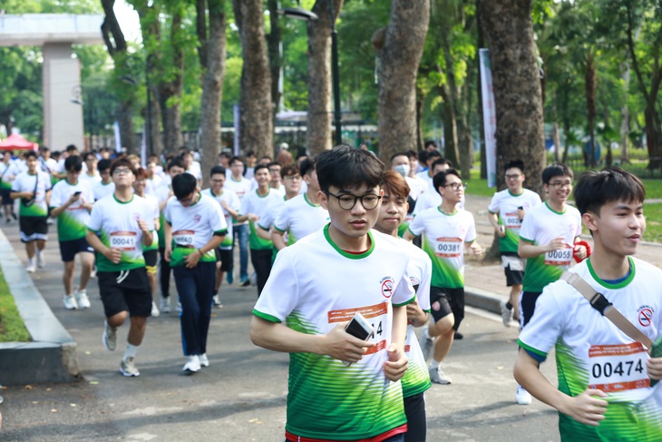 Chạy bộ nói không với thuốc lá và thuốc lá điện tử - Ảnh 2.