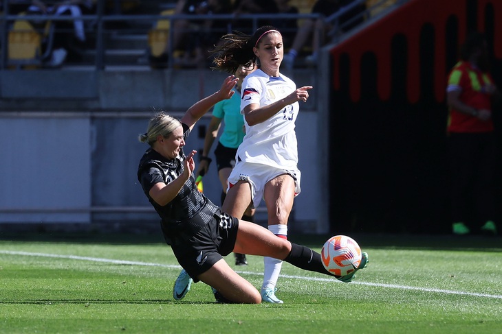 Lão tướng Alex Morgan (phải) tiếp tục là niềm hy vọng của tuyển nữ Mỹ ở World Cup - Ảnh: AFP