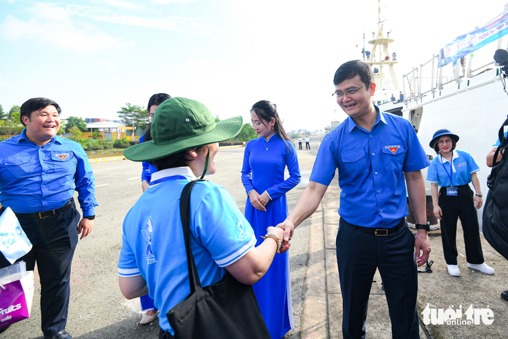 Đưa sinh viên ra thăm cán bộ, chiến sĩ Trường Sa - Ảnh 2.