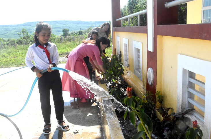 Tặng giếng nước và trao quà cho học sinh miền núi Phú Yên - Ảnh 3.