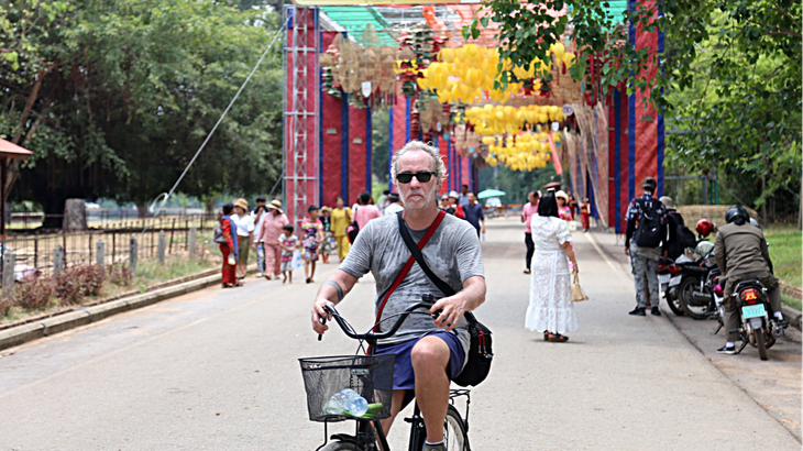 Nhiều du khách tây thường ra khu đường xung quanh Angkor Wat tập thể dục - Ảnh: HUY ĐĂNG